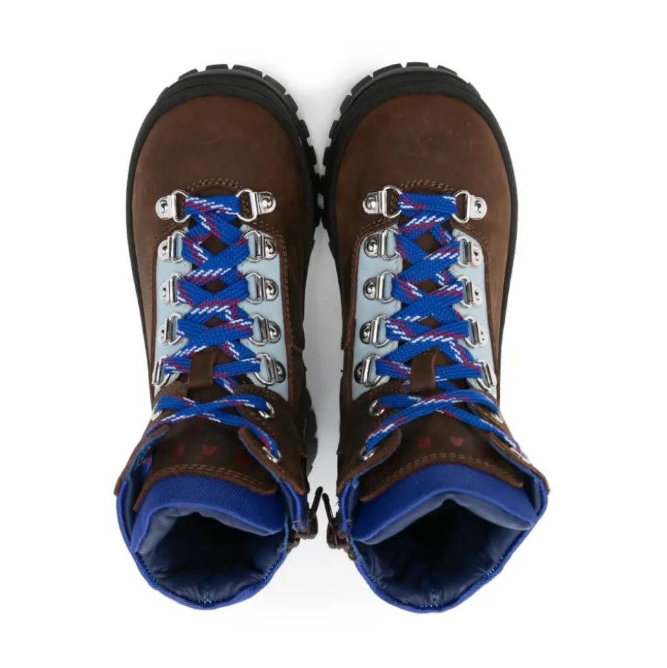 Bottes à lacets et semelle crantée