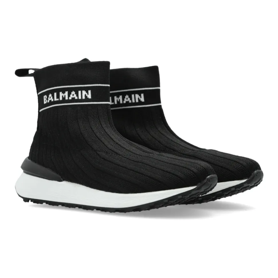 Chaussures de sport au-dessus de la cheville