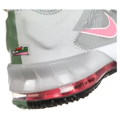 Lebron XVIII Low Chaussures de Basket