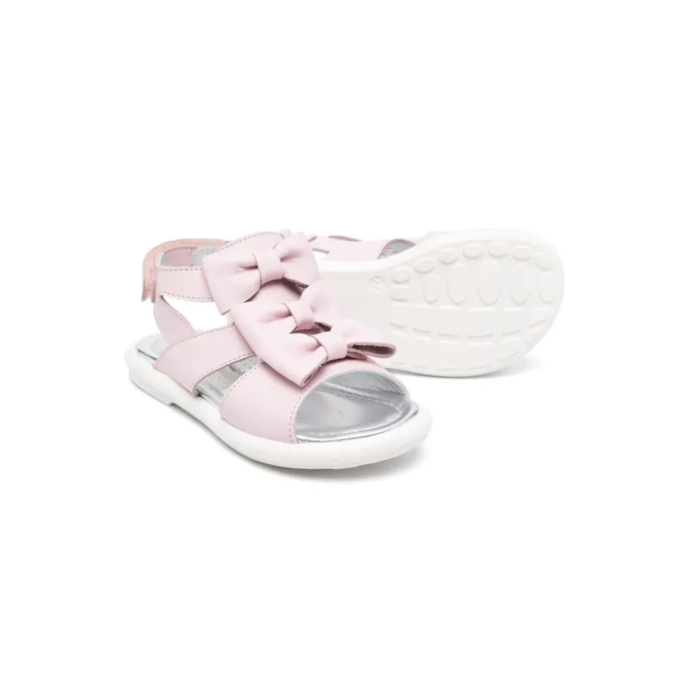 Sandales en cuir verni avec nœuds